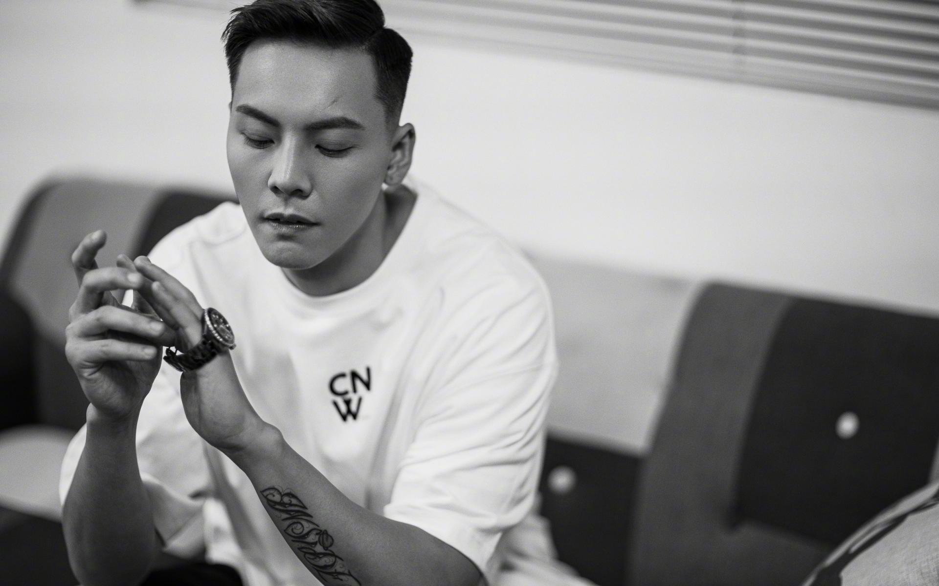 乔治·巴尔:全黑队中场的“核心人物”,每次传球都精准无误,确保进攻威胁不断